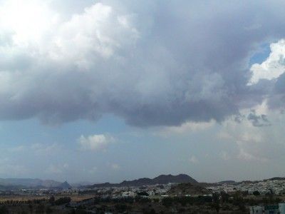 طقس الاثنين.. سحب رعدية ممطرة وغبار على 6 مناطق 