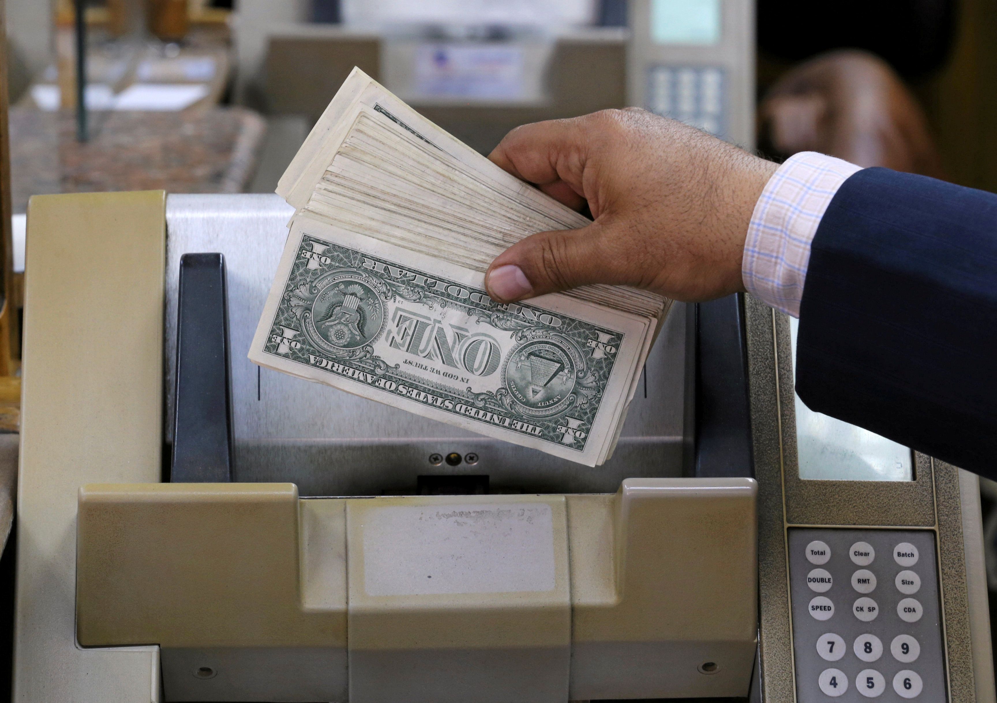 سعر الدولار اليوم السبت 26-8-2017 والعملة الأمريكية تستقر
