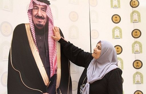 شاهد.. أم الشهداء من أمام صورة الملك: أنت سندنا!