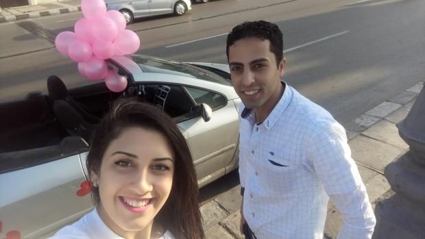 بالصور| شاب يفاجئ خطيبته بعيد ميلادها على متن طائرة.. سيلفيا: "مش مصدقة"