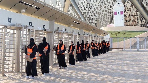 السعودية | شاهد.. دخول النساء لأول مرة ملاعب السعودية