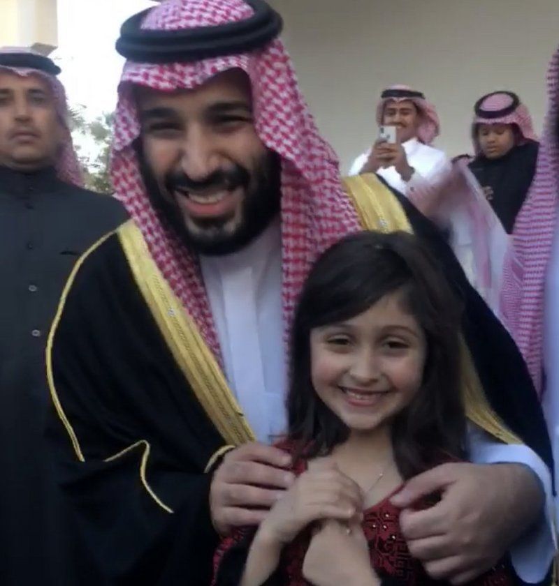 والدة صاحبة الصورة مع ولي العهد تكشف لـ"الخليج 365" سرها.. وهذا ما قالته "سارة" للأمير