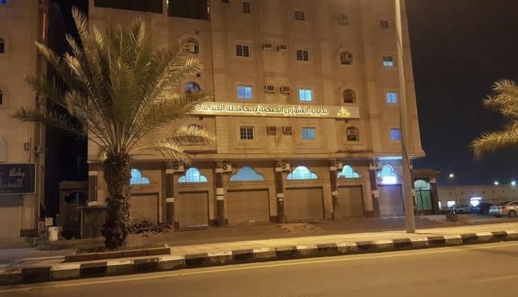 واقعة صادمة.. مسنّ مشهور يتحرش بموظفة في مستشفى طلبت التصوير معه
