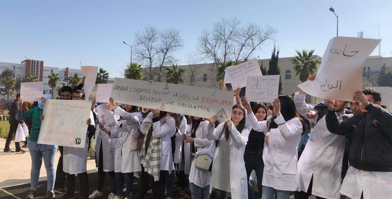 معايير النجاح تخرج طلبة طب “الشيخ زايد” الخاصة للاحتجاج – صور
