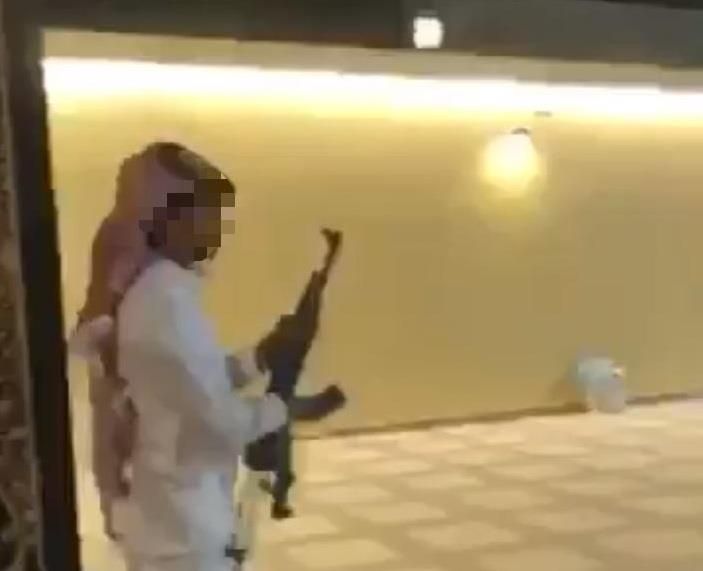 شرطة الرياض تؤكد القبض على الشاب مطلق النار أمام أحد المنازل في وادي الدواسر