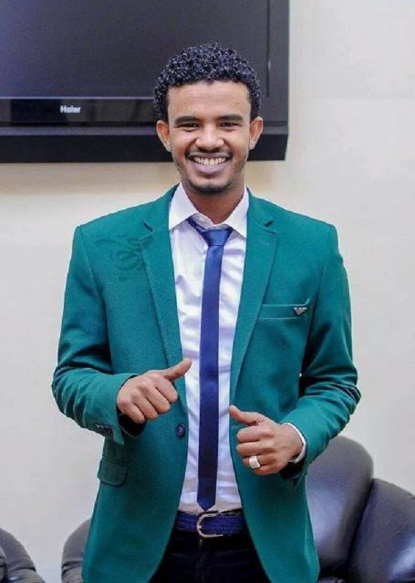 شاهد بالفيديو.. شاب يعتلي المسرح ويسجد ليقبل قدم الفنان حسين الصادق