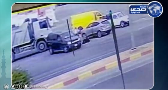 زوج يلقي زوجته من السيارة ويدهسها في خميس مشيط (فيديو)