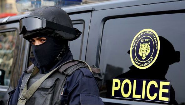 صاحبها خاف يتفضح نط من الشباك.. تفاصيل مداهمة شقة الحرام في القاهرة