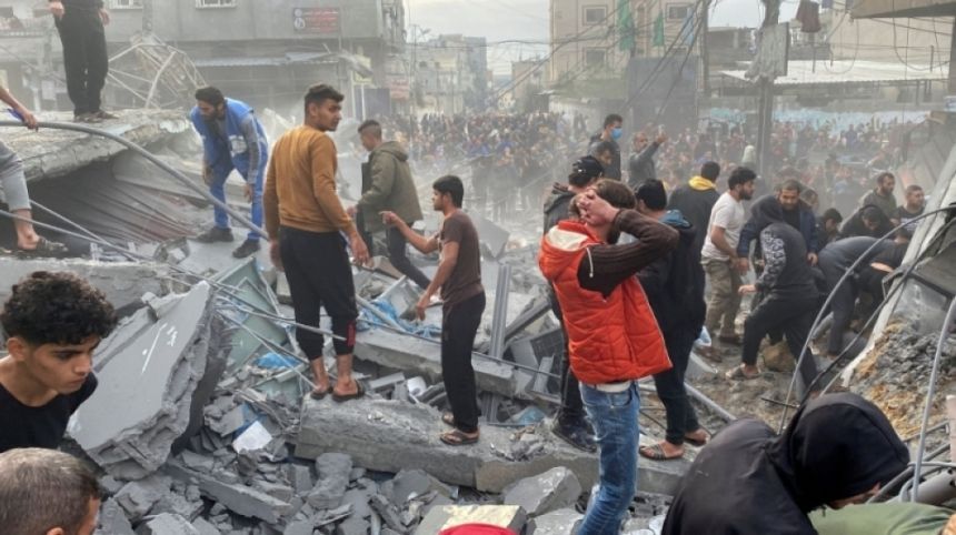 90 شاحنة مساعدات تعبر ميناء رفح إلى غزة