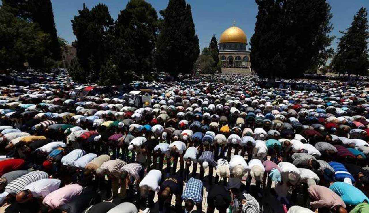 15 ألف فلسطيني يؤدون الصلاة في “الأقصى” وقوات الاحتلال تعتدي على المصلين في حي “وادي الجوز”