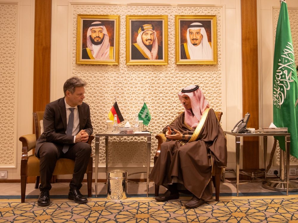 وزير الخارجية يبحث تطوير التعاون مع نائب المستشار الألماني