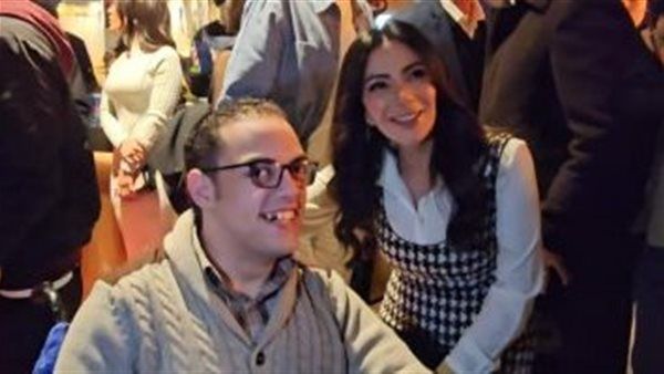مني زكي تلبي طلب شاب من ذوي الهمم وتلتقط صورة برفقته بالعرض الخاص لرحلة ٤٠٤
