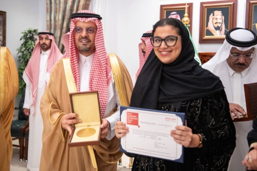 نائب أمير مكة يكرم 19 طالباً وطالبة  حققوا جوائز محلية وعالمية