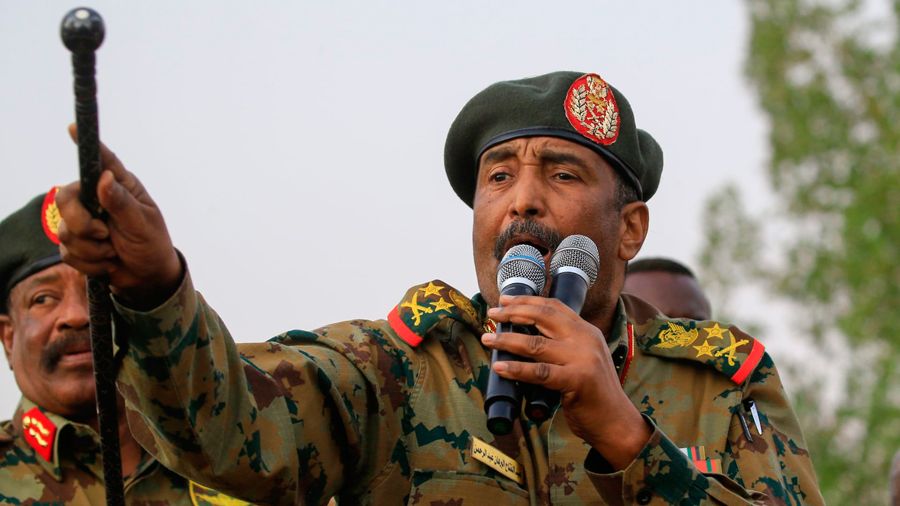بالصور.. القائد العام “البرهان” يصل أمدرمان برفقته مدير المخابرات لتحية الأبطال وتفقد العمليات