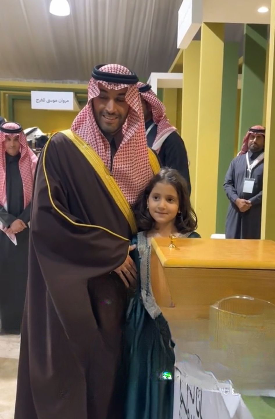 طفلة تهدي الأمير مشعل آل سعود هدية من مهرجان زيوت الجوف الدولي .. فيديو