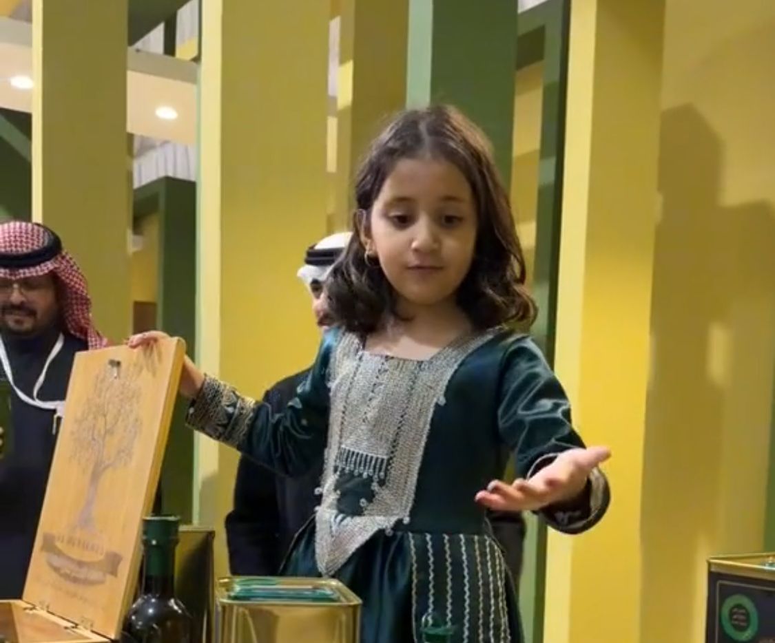 طفلة تهدي الأمير مشعل آل سعود هدية من مهرجان زيوت الجوف الدولي .. فيديو