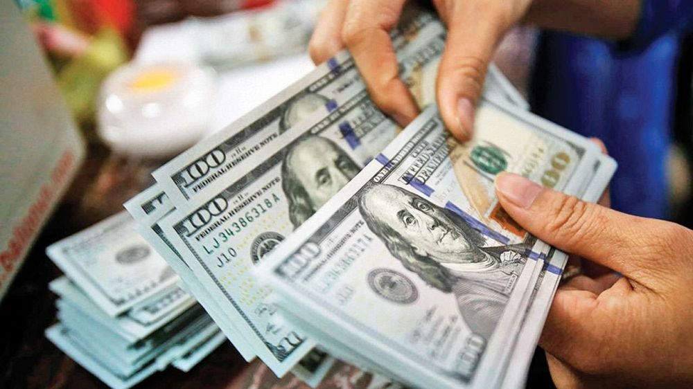 أسعار العملات.. الدولار يتراجع أمام الروبل الروسي