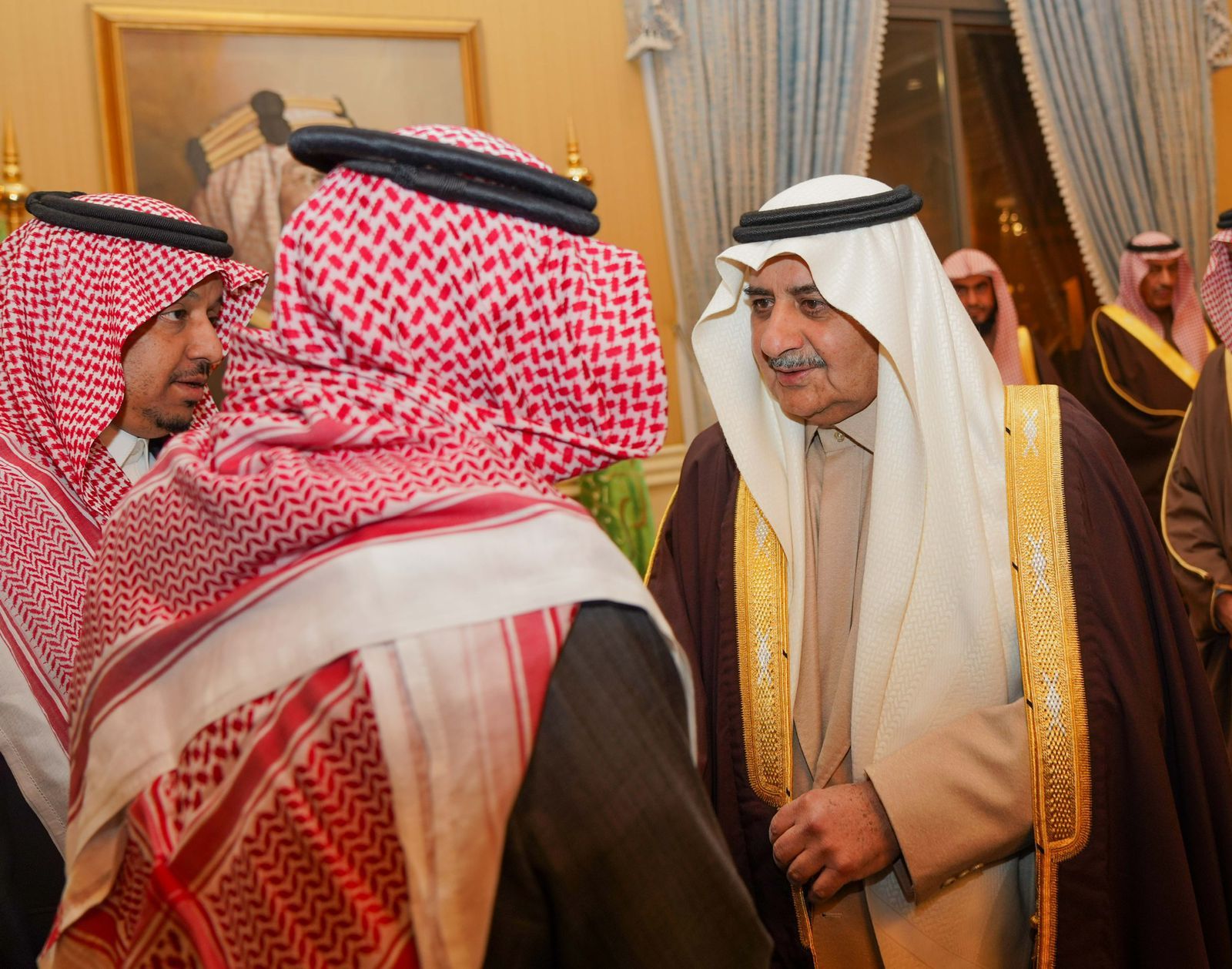 السعودية | أمير تبوك يعزي أبناء غزاي العتيبي في وفاة والدهم