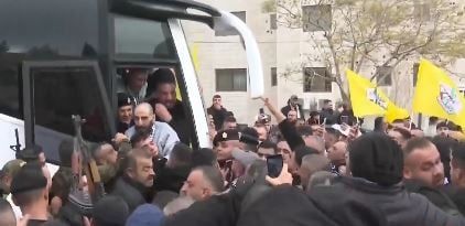 فلسطينيون يستقبلون أسرى محررين من سجون الاحتلال فى الضفة الغربية.. صور