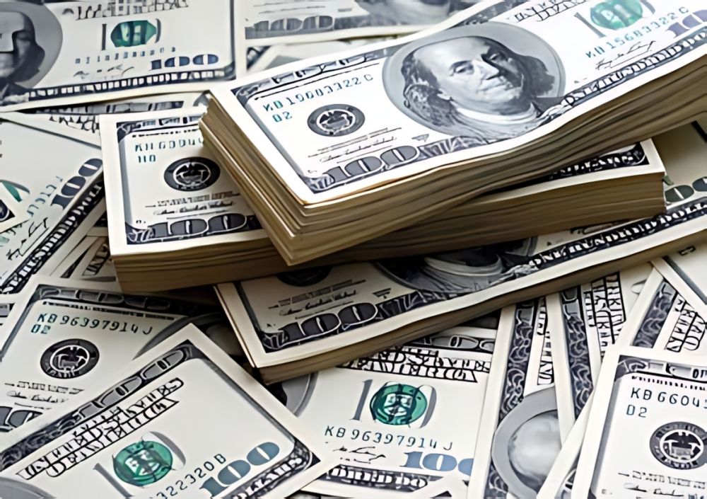 الدولار ينخفض لأدنى مستوياته مقابل اليورو منذ أكثر من ثلاث سنوات