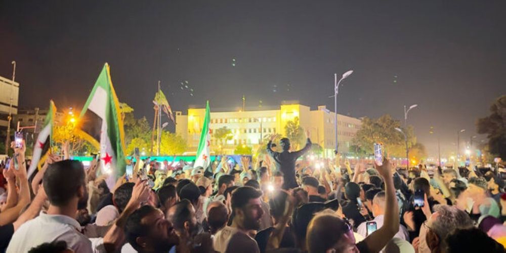 بعد وساطة ولي العهد.. احتفالات في دمشق برفع العقوبات عن سوريا