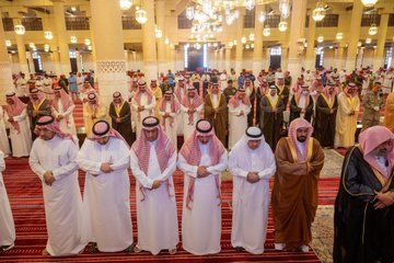نائب أمير الرياض يؤدي صلاة الميت على الأمير فيصل بن خالد بن سعود.. صور