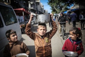 استشهاد 5 فلسطينيين في قصف الاحتلال مدرسة للنازحين غرب غزة