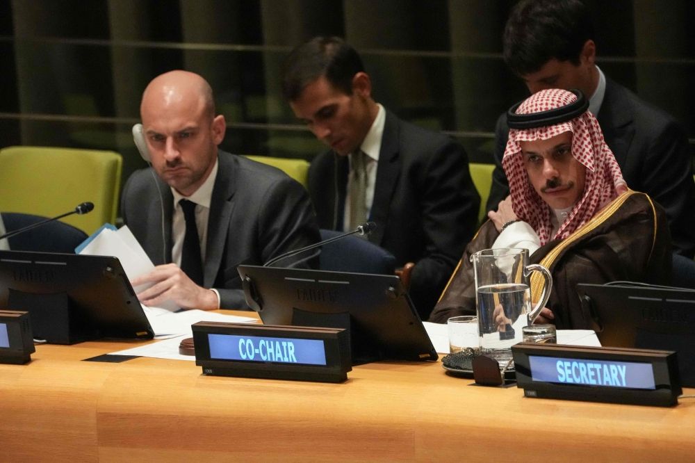 محطة مفصلية بقيادة سعودية.. رابطة العالم الإسلامي تشيد بنجاح مؤتمر حل الدولتين