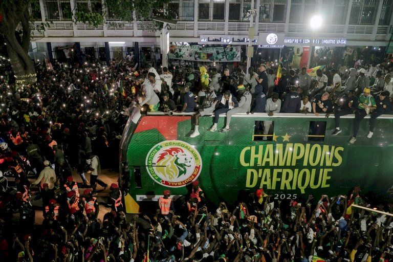 تكريم أبطال السنغال "التاريخيين" في كأس إفريقيا بموكب احتفالي وإشادة رئاسية