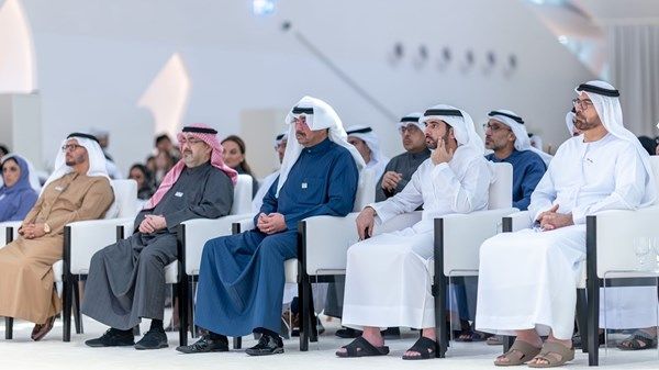 حمدان بن محمد ووزير الدفاع الكويتي يشهدان جانباً من أعمال المنتدى الإعلامي الإماراتي الكويتي
