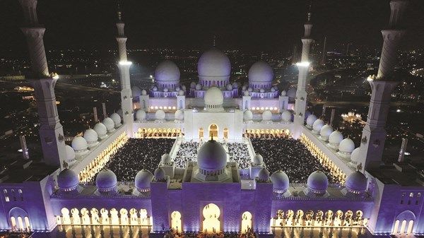 جامع الشيخ زايد الكبير وجامع الشيخ خليفة الكبير: وجهتان رئيسيتان خلال رمضان وعيد الفطر
