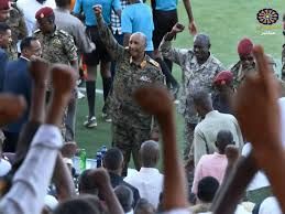 شاهد بالفيديو.. جمهور الزعيم وصفه بالفأل الحسن.. الرئيس “البرهان” يهدي المريخ هدف التعادل أمام الأهلي ود مدني في افتتاح مباريات النخبة