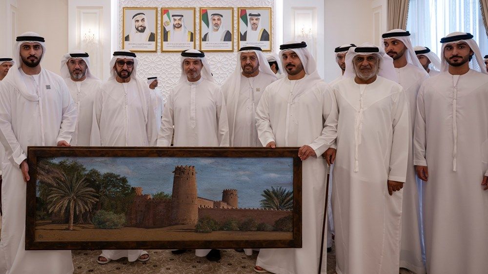 هزاع بن زايد يزور محمد أحمد المحمود في مجلسه بمنطقة العين