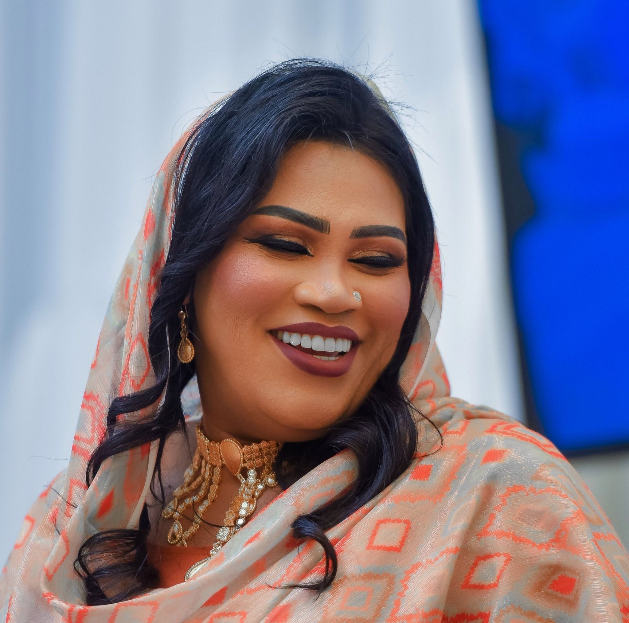“النقدة بقت دقلو يا ضلالي؟”.. الفنانة إنصاف مدني ترد على هجوم الجمهور بعد اتهامها بتمجيد أسرة “حميدتي”