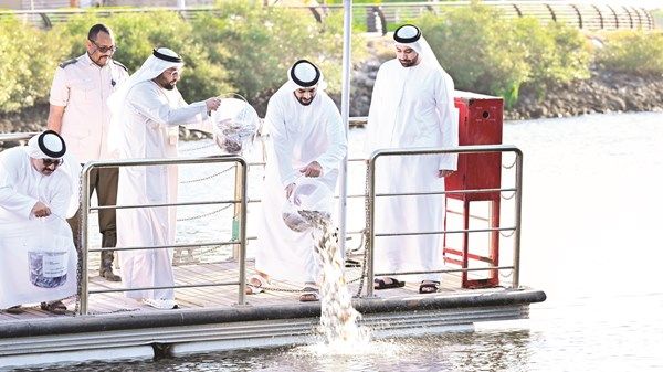 أحمد بن سعود يشهد فعالية إطلاق «إصبعيات سمك الشعري» في كورنيش القواسم