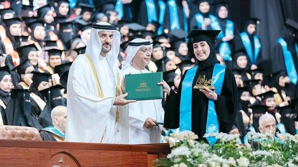 سلطان بن أحمد القاسمي يشهد حفل تخريج طالبات درجة البكالوريوس بجامعة الشارقة