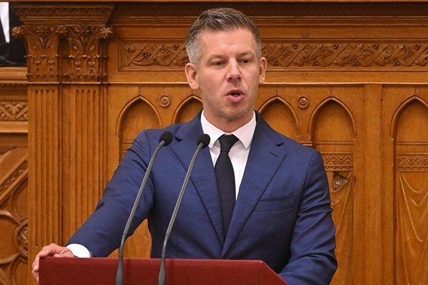 البرلمان المجري يحدد ولاية رئيس الوزراء بثماني سنوات