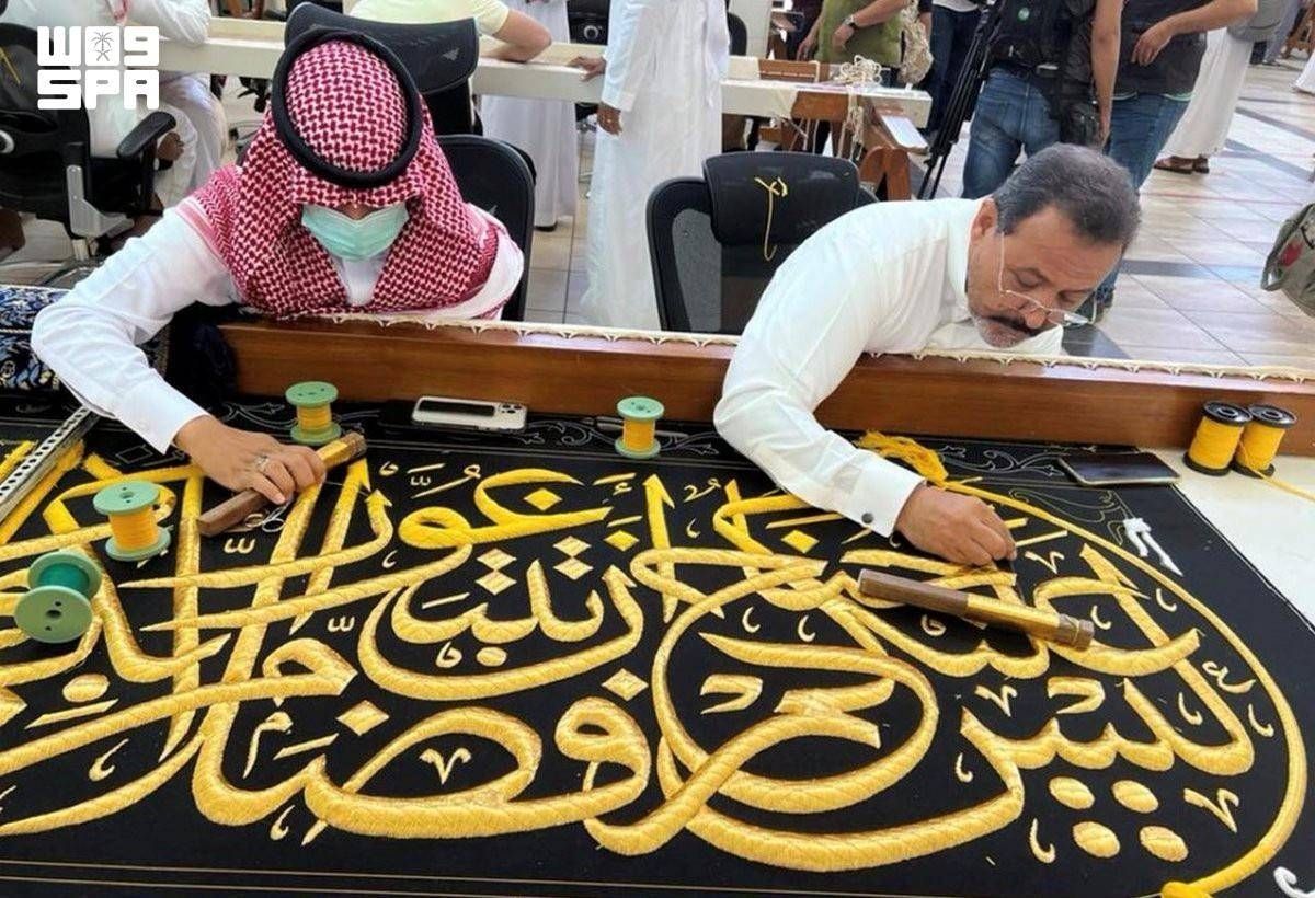 الخط العربي ينسج الجمال على ثوب الكعبة و«الثلث الجلي» يتوج كسوتها بهيبة الفن الإسلامي