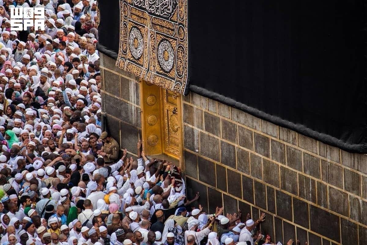 7 أقمشة تنسج أعظم ثوب.. تفاصيل فريدة في صناعة كسوة الكعبة المشرفة