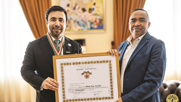 رئيس مدغشقر يمنح أحمد ناصر الريسي وسام الضابط الأكبر تقديراً لجهوده