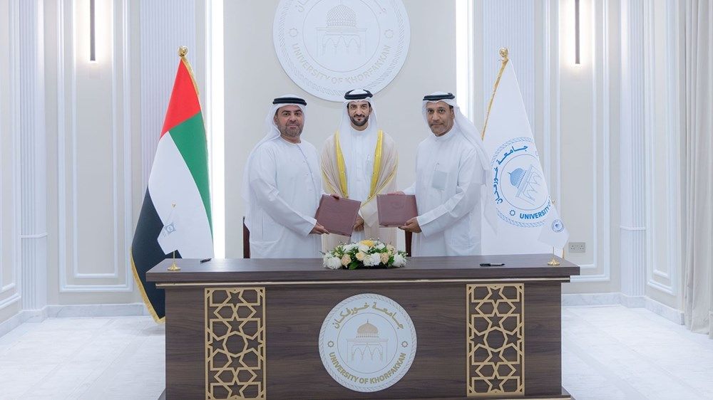 سلطان بن أحمد القاسمي يشهد توقيع جامعة خورفكان مذكرات تفاهم مع نبتون وشمس والعربية للطيران