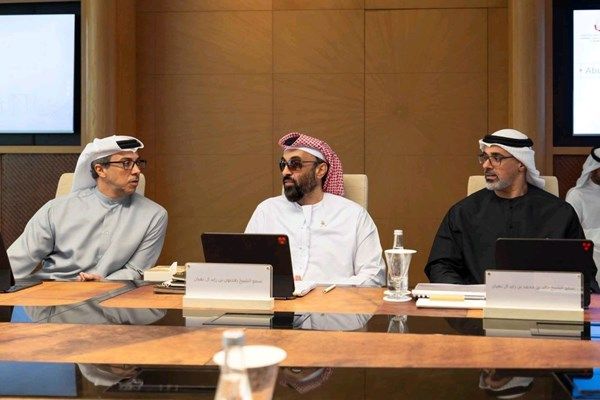 طحنون بن زايد يترأّس اجتماع مجلس الشؤون الاستثمارية التابع للمجلس الأعلى للشؤون المالية والاقتصادية