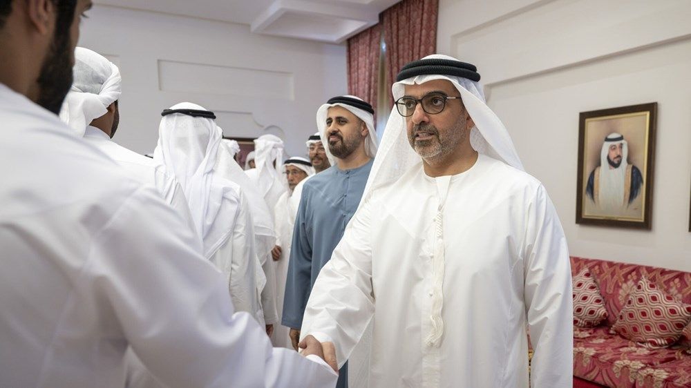 حامد بن زايد وذياب بن محمد بن زايد يقدِّمان واجب العزاء في وفاة والدة الشهيد محمد هزاع المنصوري