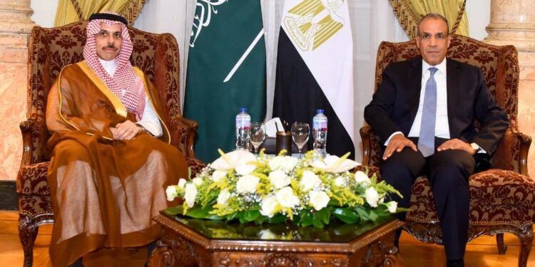 وزير الخارجية يبحث مع نظيره السعودي سبل تعزيز العلاقات الثنائية والتطورات الإقليمية