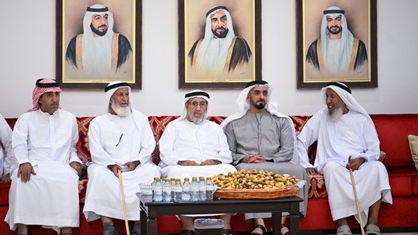 سيف بن زايد يقدم واجب العزاء في وفاة موزة محمد المنصوري