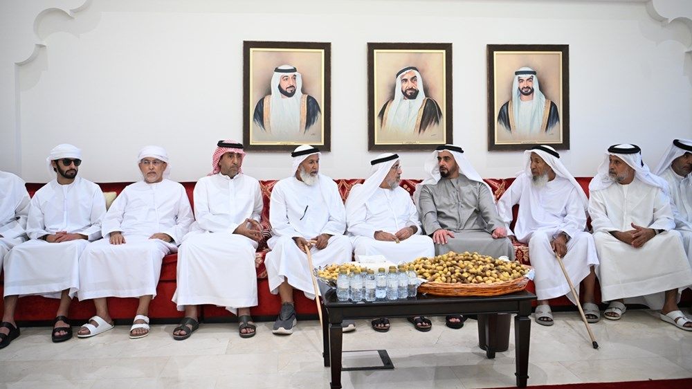 سيف بن زايد يقدم واجب العزاء في وفاة موزة محمد المنصوري