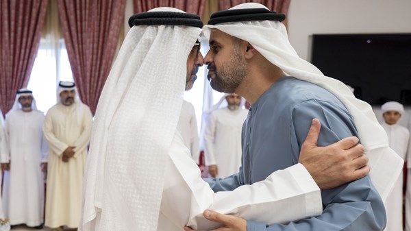 حامد بن زايد وذياب بن محمد بن زايد يقدِّمان واجب العزاء في وفاة والدة الشهيد محمد هزاع المنصوري