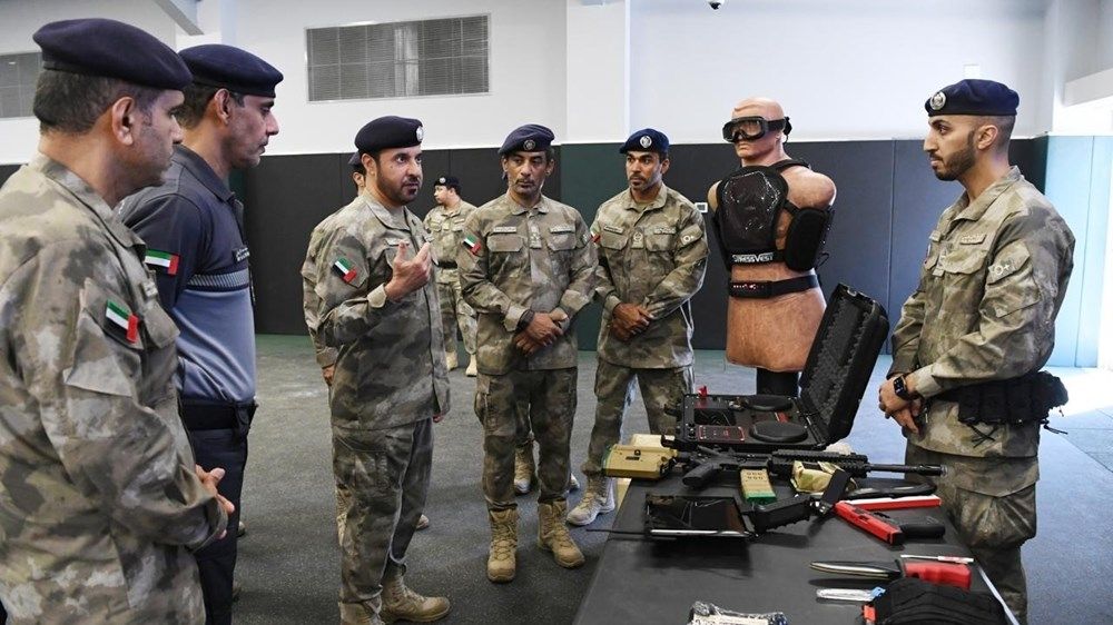 قائد عام شرطة أبوظبي يطّلع على منظومة العمل المروري في المناطق الخارجية