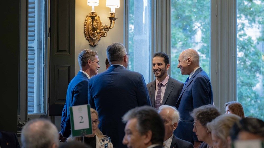سلطان بن أحمد يحضر حفل عشاء الأكاديمية الملكية الأوروبية للأطباء في إسبانيا