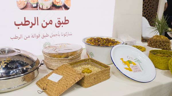 "بلدية الظفرة" تعزز التواصل المجتمعي عبر مشاركتها في "ليوا للرطب"